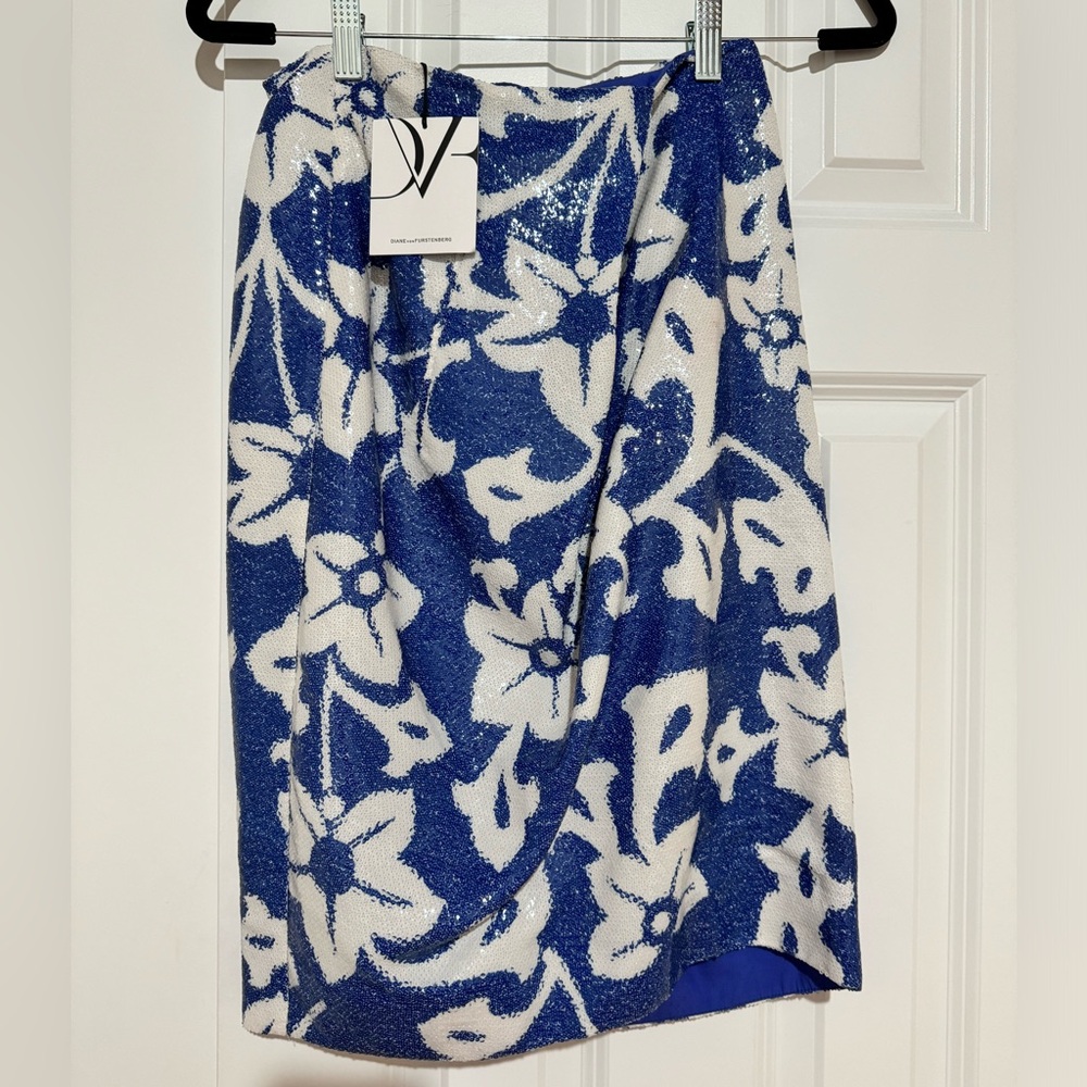 Diane Von Furstenberg knee length, sequined skirt with drape detail.